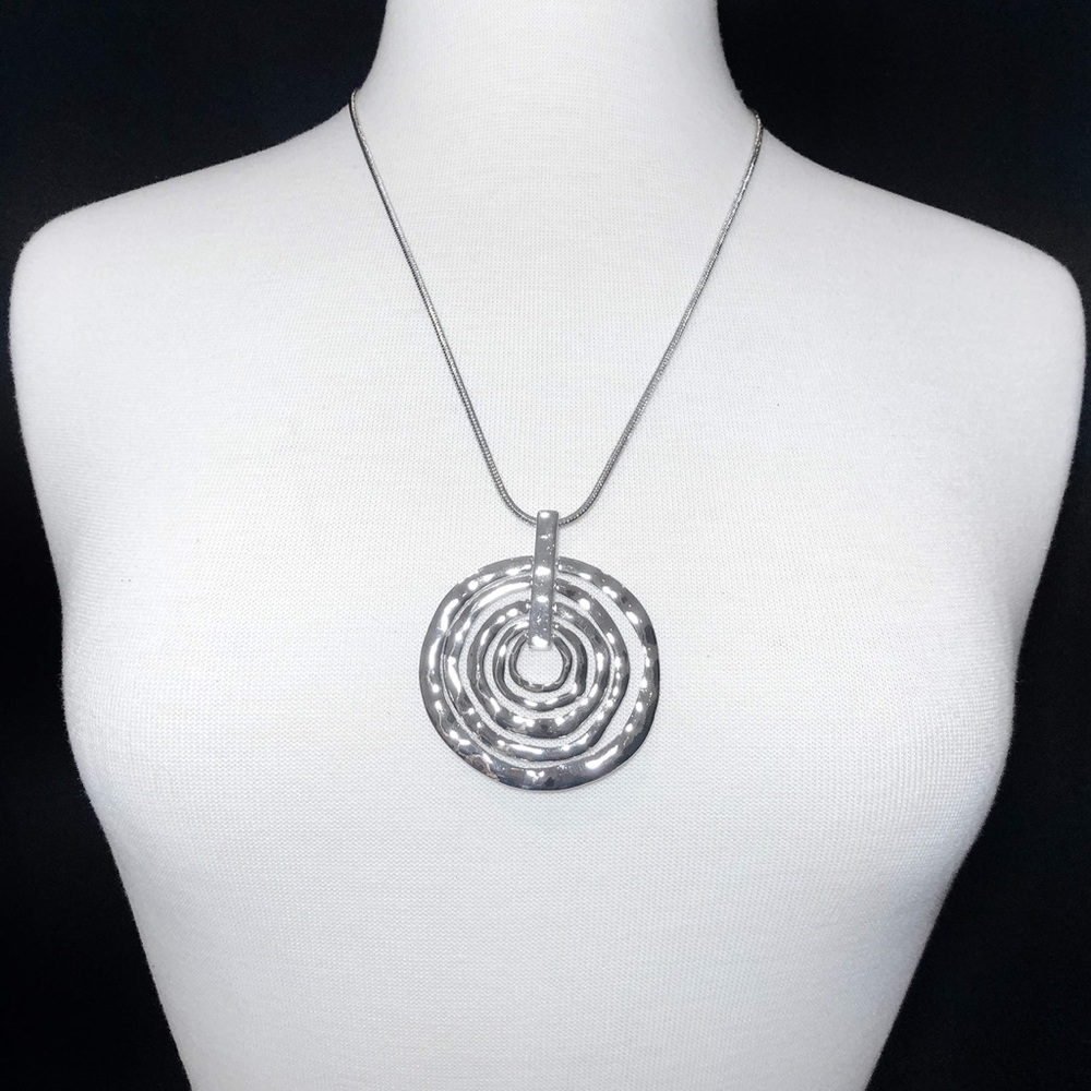 5 Ring Chunky Pendant Silver Necklace Earrings Set - Picture 3 of 3